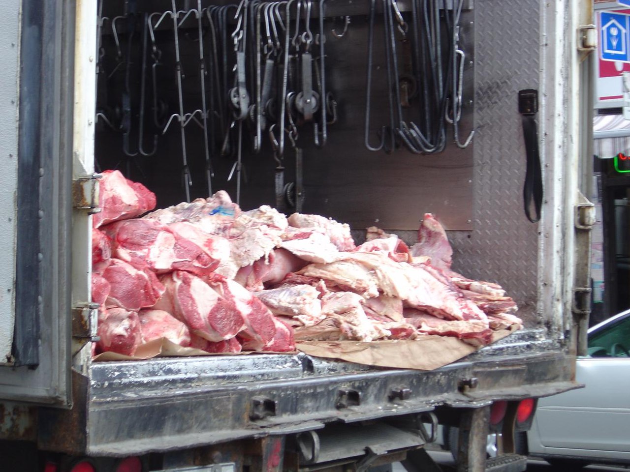 Сотрудники Березовского ОГАИ задержали водителя, незаконно перевозившего крупную партию мяса